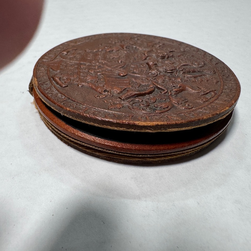 Vintage Ornate Brown Tooled Leather Crest Medallion Case & Mirror‎ - Picture 4 of 5
